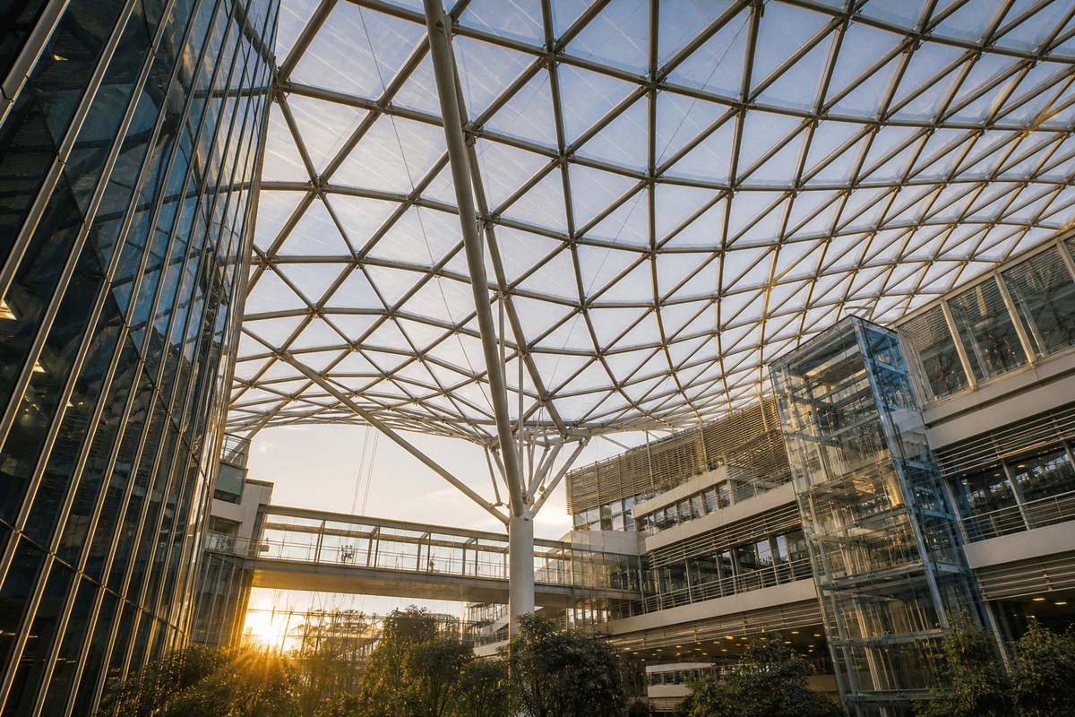 Atrium under a luminous ETFE air cushion roof