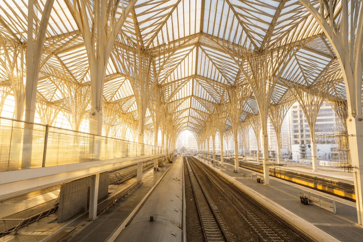 Train hall under a luminous ETFE air cushion roof