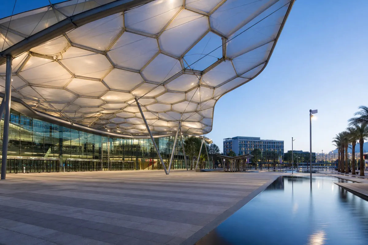 Shopping mall entrance canopy built from tensioned ETFE membrane panels