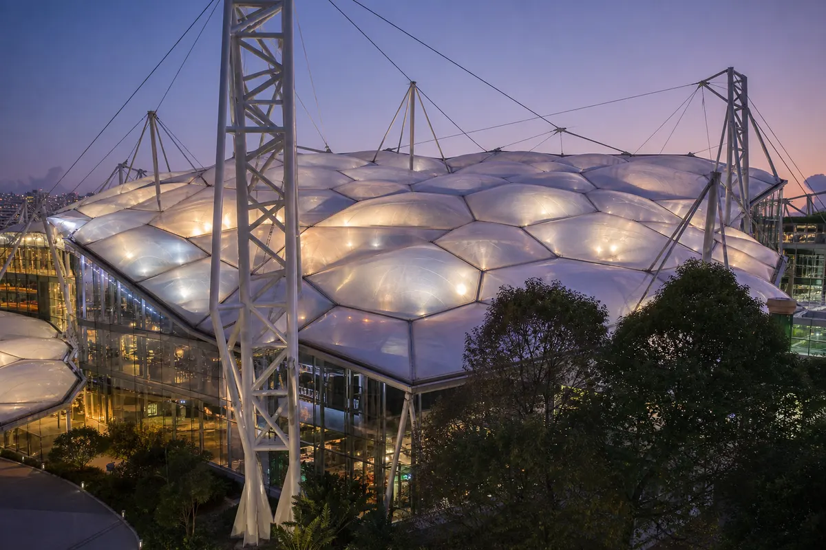 Railway station concourse under a luminous ETFE roofing system