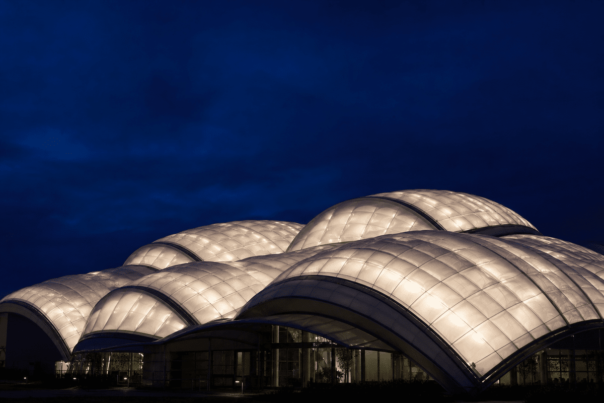 ETFE cushion modules craned onto steel roof structure
