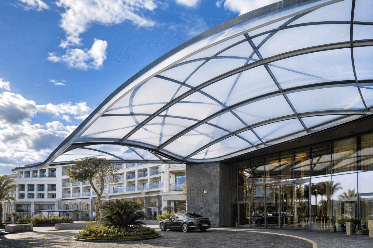 Single ETFE foil keder in aluminum channel on steel rafter