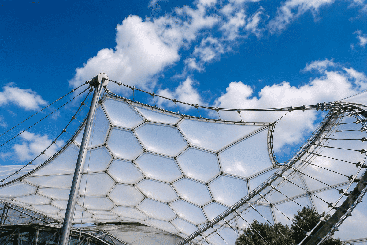 Single-layer ETFE roof on cable net over market hall